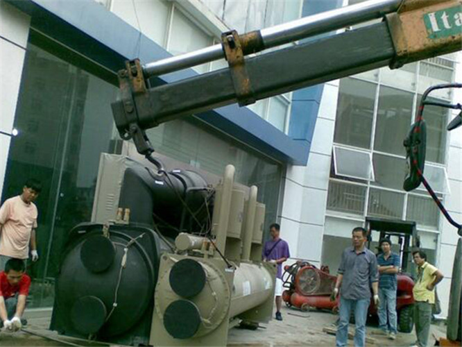 丹江口市随车吊和汽车吊的核心区别是什么？哪种更省钱？